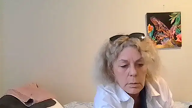 housewife shantie online show from May 6, 2026, 10:53 am