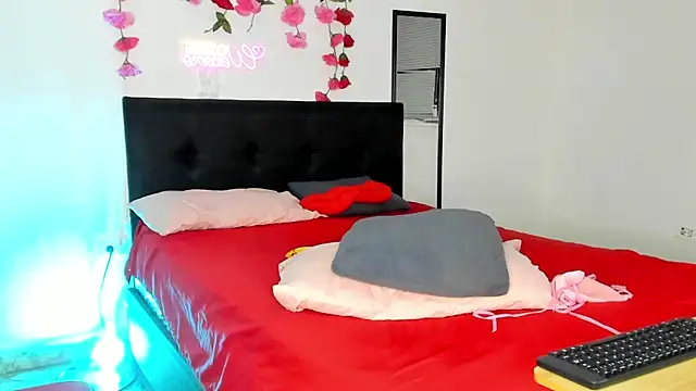 Snapshot of AlanaParker6_ chatting on February 7, 2025, 4:35 pm AlanaParker6 online show from February 7, 2025, 4:35 pm