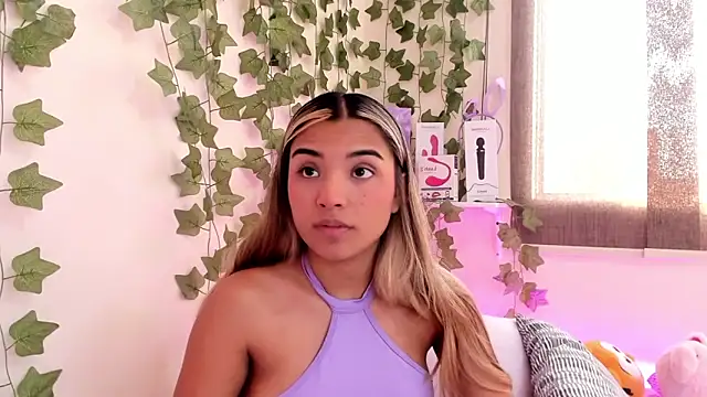 Snapshot of Annebull_ chatting on January 10, 2025, 7:43 pm Annebull online show from January 10, 2025, 7:43 pm