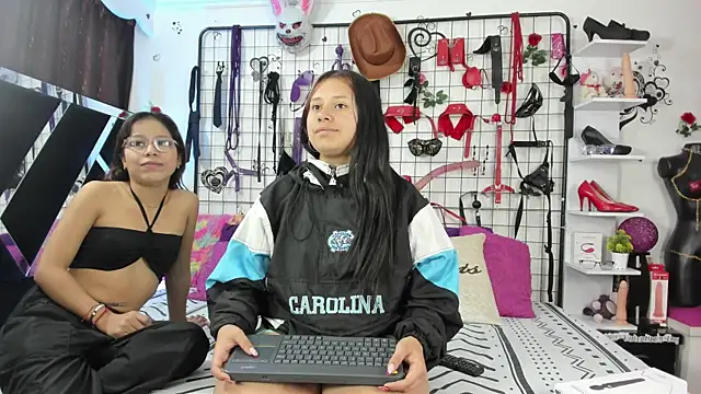 Snapshot of thedream_girls chatting on June 1, 2026, 1:02 pm thedream girls online show from June 1, 2026, 1:02 pm