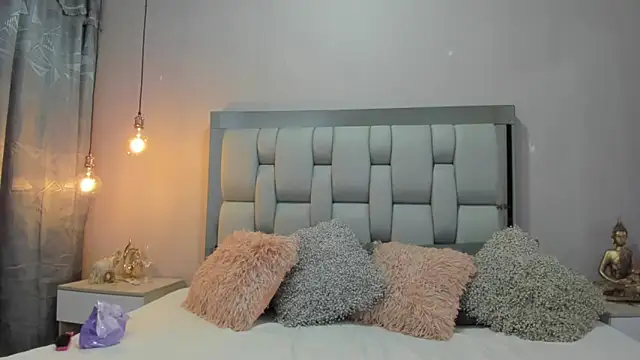 Snapshot of AshleyHill2 chatting on October 21, 2025, 3:18 am AshleyHill2 online show from October 21, 2025, 3:18 am