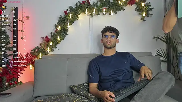 andrewChris  online show from December 28, 2024, 3:58 am