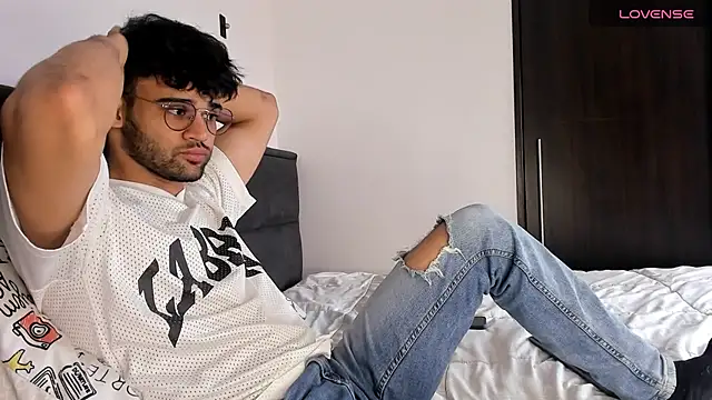 andrewChris  online show from December 31, 2024, 7:07 pm