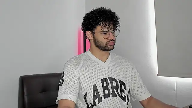 andrewChris  online show from September 12, 2025, 1:11 pm