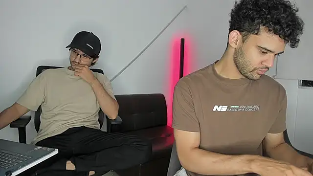 Snapshot of andrewChris_ chatting on October 9, 2025, 1:36 am andrewChris online show from October 9, 2025, 1:36 am