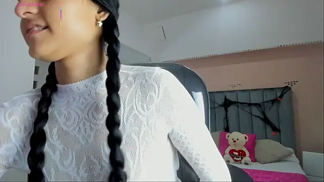 Snapshot of Giselle_Roldan chatting on October 25, 2025, 8:03 pm Giselle Roldan online show from October 25, 2025, 8:03 pm