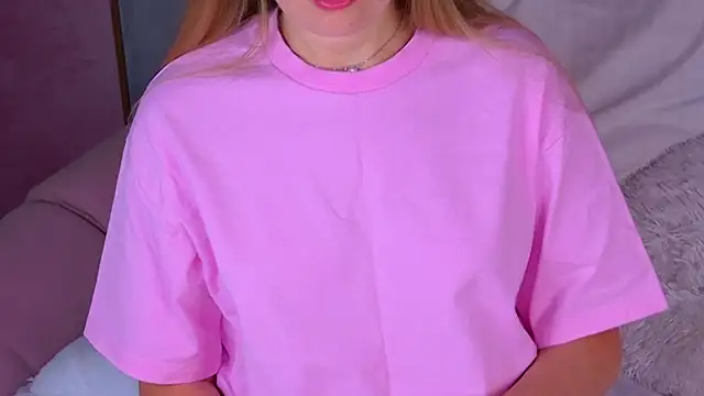 BeatriceEsmont online show from October 13, 2025, 7:25 pm