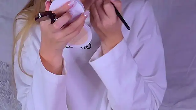 BeatriceEsmont online show from October 26, 2025, 7:20 pm