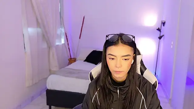 Snapshot of AnabelWolf chatting on October 23, 2025, 1:32 pm AnabelWolf online show from October 23, 2025, 1:32 pm