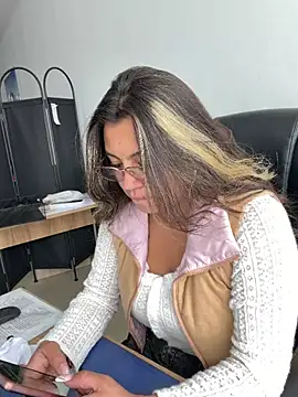 Snapshot of LIZ-06_ chatting on June 16, 2026, 1:36 pm LIZ-06 online show from June 16, 2026, 1:36 pm