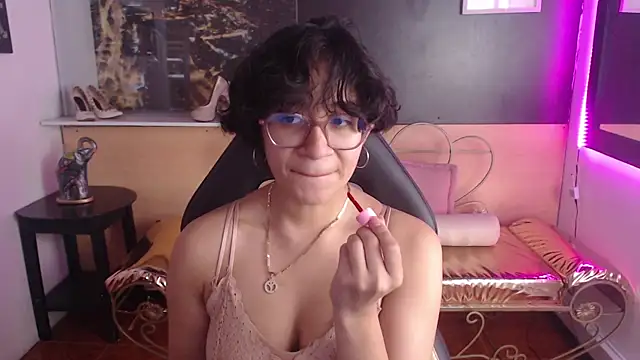 Lili Gomez  online show from November 2, 2025, 12:18 pm