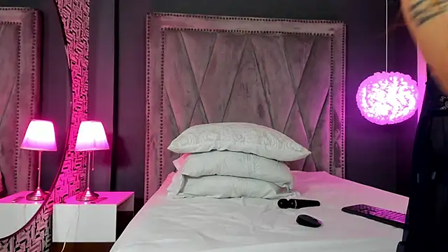 Pamela Johnsonn online show from January 5, 2026, 7:39 pm