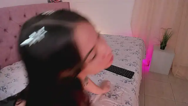 Lia Sweett  online show from February 10, 2026, 4:33 pm