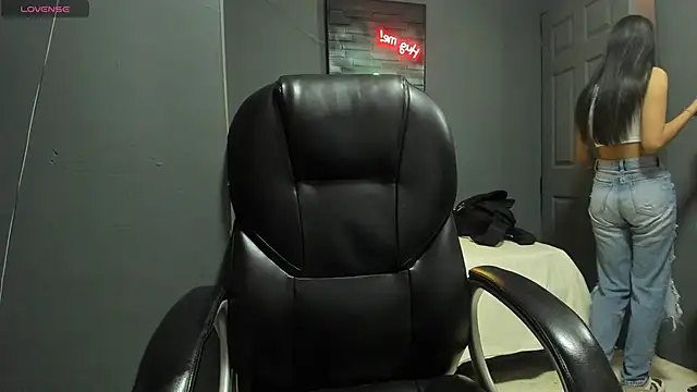 dakota-bright01 online show from February 4, 2025, 12:22 pm