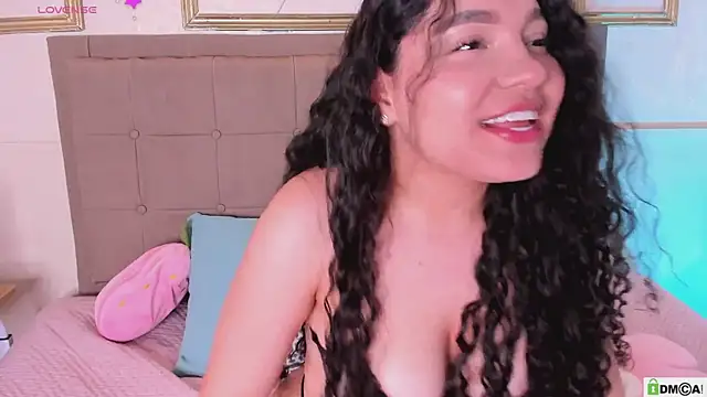 amandalee01 online show from June 4, 2026, 8:37 pm