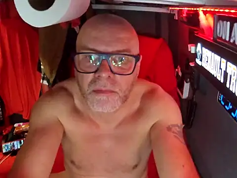 Snapshot of KOMANDOS74 chatting on November 19, 2025, 10:54 pm KOMANDOS74 online show from November 19, 2025, 10:54 pm