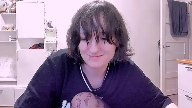 Snapshot of luna_cosmic chatting on February 11, 2025, 1:10 am luna cosmic online show from February 11, 2025, 1:10 am