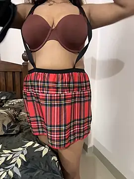 Snapshot of HoneyBearCpl chatting on October 9, 2025, 4:05 pm HoneyBearCpl online show from October 9, 2025, 4:05 pm