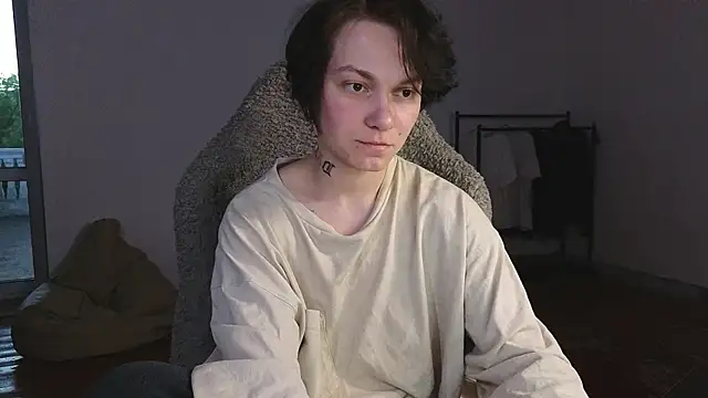 esajukyy online show from June 3, 2026, 2:33 pm
