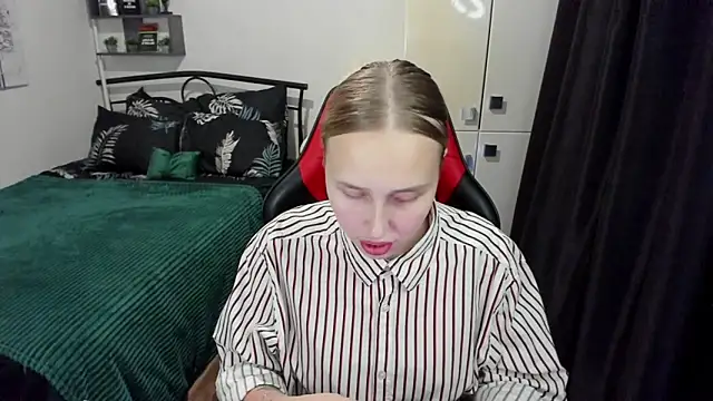 Snapshot of LinaTruly chatting on September 24, 2025, 8:45 pm LinaTruly online show from September 24, 2025, 8:45 pm