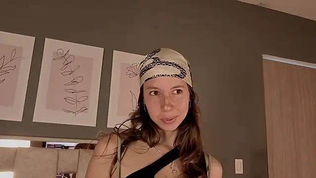 jolie lov online show from November 19, 2025, 1:33 pm