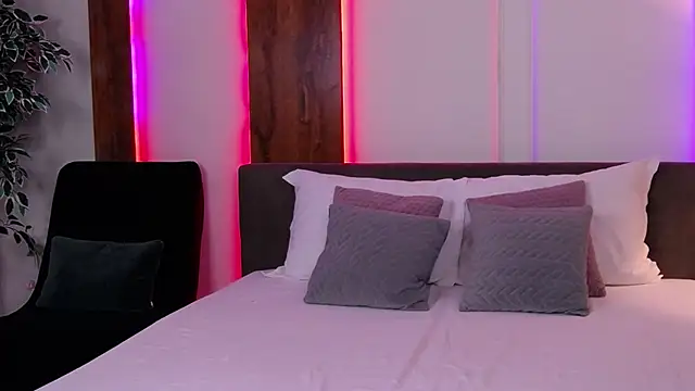 Snapshot of SkylerSpark chatting on October 24, 2025, 7:32 pm SkylerSpark online show from October 24, 2025, 7:32 pm