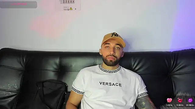 Snapshot of Sweet_and_caramel chatting on February 7, 2025, 10:20 pm Sweet and caramel online show from February 7, 2025, 10:20 pm