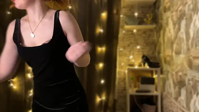 Snapshot of LaurenRossss chatting on December 17, 2024, 12:45 am LaurenRossss online show from December 17, 2024, 12:45 am