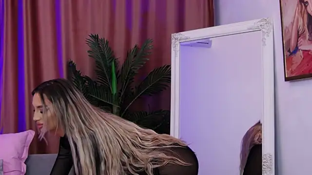 Snapshot of FelyJolie chatting on March 18, 2025, 3:53 pm FelyJolie online show from March 18, 2025, 3:53 pm