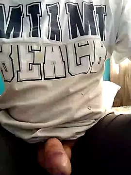 Snapshot of Bombi22 chatting on December 16, 2024, 7:10 pm Bombi22 online show from December 16, 2024, 7:10 pm