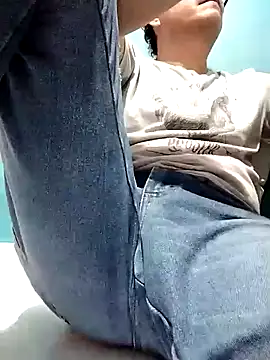 Snapshot of Bombi22 chatting on December 20, 2024, 5:14 am Bombi22 online show from December 20, 2024, 5:14 am