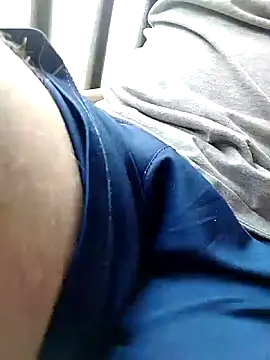 Snapshot of Bombi22 chatting on January 4, 2025, 3:39 pm Bombi22 online show from January 4, 2025, 3:39 pm