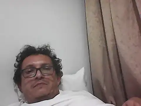 Snapshot of Bombi22 chatting on November 2, 2025, 6:05 am Bombi22 online show from November 2, 2025, 6:05 am