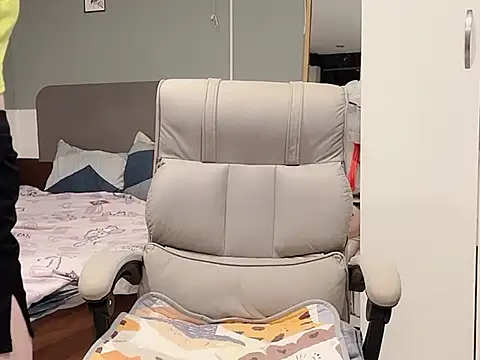 Eva-Public online show from February 18, 2025, 4:37 pm