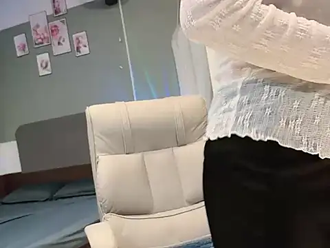 Eva-Public online show from September 9, 2025, 5:23 pm