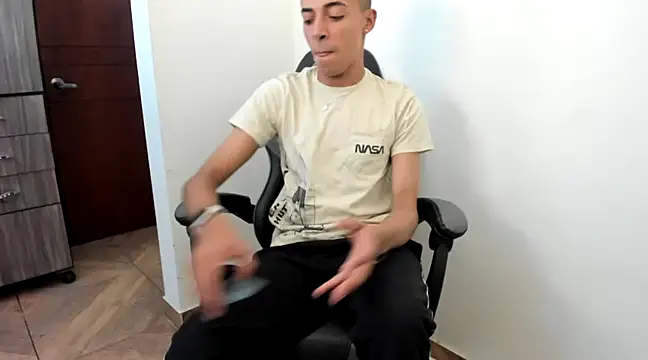 Snapshot of twink_latino5 chatting on February 1, 2025, 6:21 am twink latino5 online show from February 1, 2025, 6:21 am