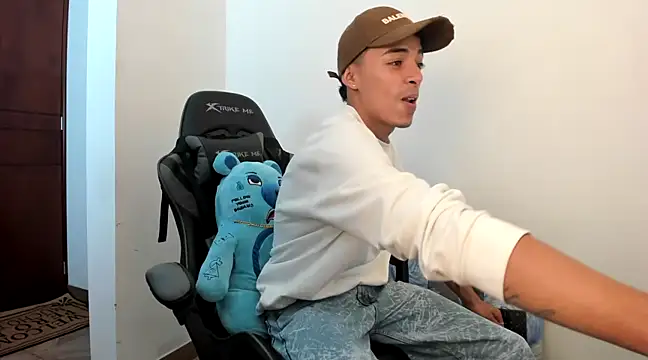 Snapshot of twink_latino5 chatting on February 23, 2025, 1:57 am twink latino5 online show from February 23, 2025, 1:57 am