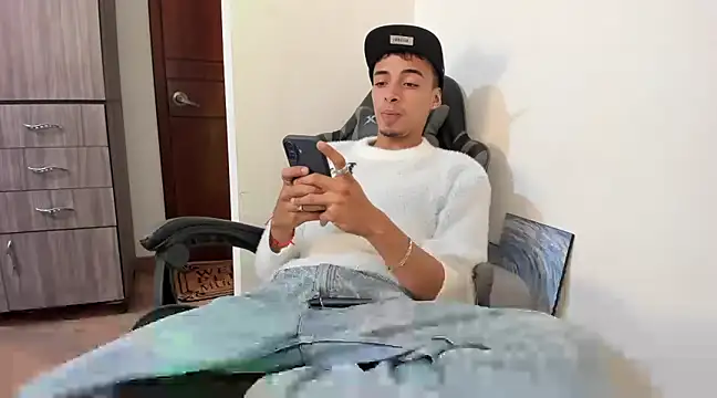 Snapshot of twink_latino5 chatting on March 14, 2025, 3:37 am twink latino5 online show from March 14, 2025, 3:37 am