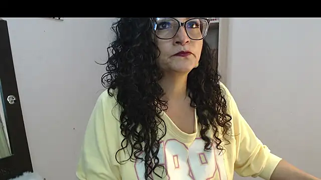 Snapshot of arianna_ros3 chatting on January 5, 2025, 4:38 pm arianna ros3 online show from January 5, 2025, 4:38 pm