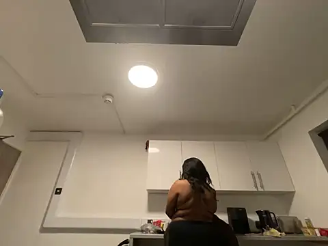 LavenderBuxton online show from February 13, 2025, 6:16 pm