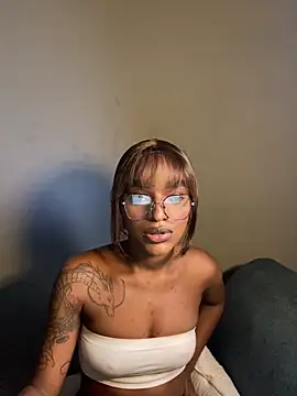 Snapshot of Zizi-campbel chatting on February 3, 2026, 8:41 am Zizi-campbel online show from February 3, 2026, 8:41 am