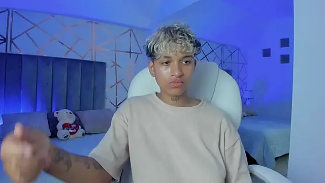 Snapshot of Dominick_jones chatting on January 9, 2025, 11:34 pm Dominick jones online show from January 9, 2025, 11:34 pm