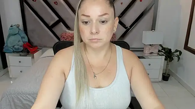 natalia5560 online show from November 25, 2025, 1:33 pm