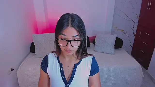 martina roldam online show from April 14, 2026, 1:22 am