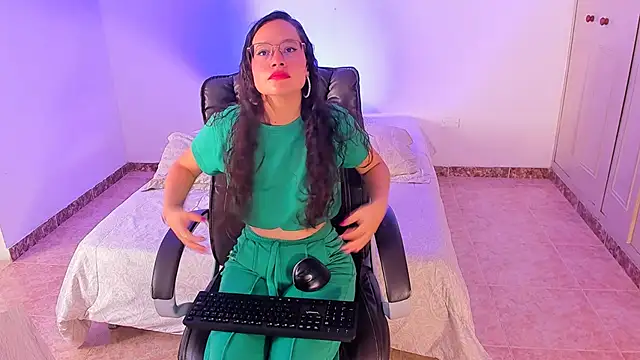 Snapshot of emmaTorres1 chatting on January 21, 2025, 2:26 pm emmaTorres1 online show from January 21, 2025, 2:26 pm