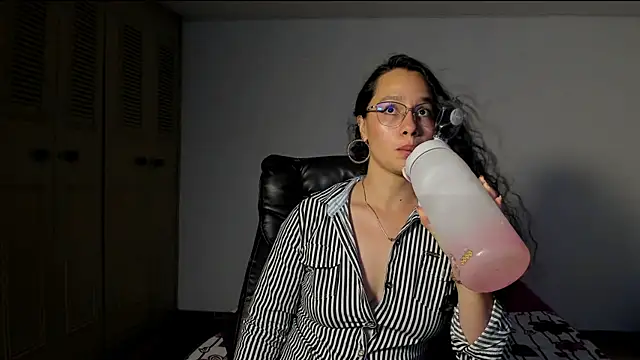 Snapshot of emmaTorres1 chatting on March 1, 2025, 2:26 am emmaTorres1 online show from March 1, 2025, 2:26 am