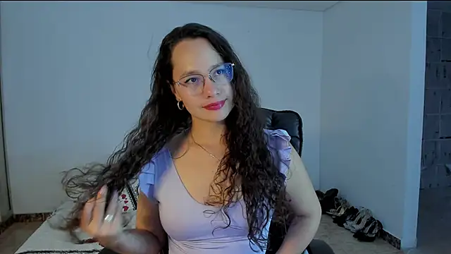 Snapshot of emmaTorres1 chatting on March 9, 2025, 2:39 am emmaTorres1 online show from March 9, 2025, 2:39 am