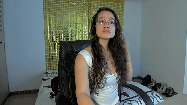 Snapshot of emmaTorres1 chatting on March 16, 2025, 8:32 pm emmaTorres1 online show from March 16, 2025, 8:32 pm