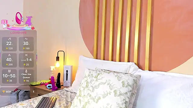 Snapshot of Nicole_Angels_ chatting on November 7, 2025, 7:47 pm Nicole Angels online show from November 7, 2025, 7:47 pm