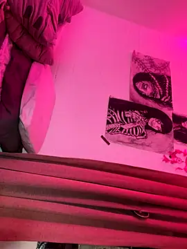 Snapshot of lauuraww chatting on October 7, 2025, 7:49 am lauuraww online show from October 7, 2025, 7:49 am